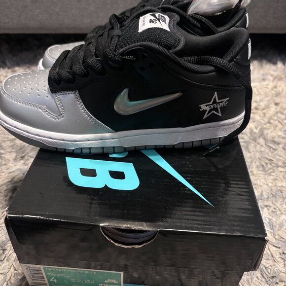 Size 4 - Supreme x Nike Dunk SB QS Low Metallic Silver main image 2